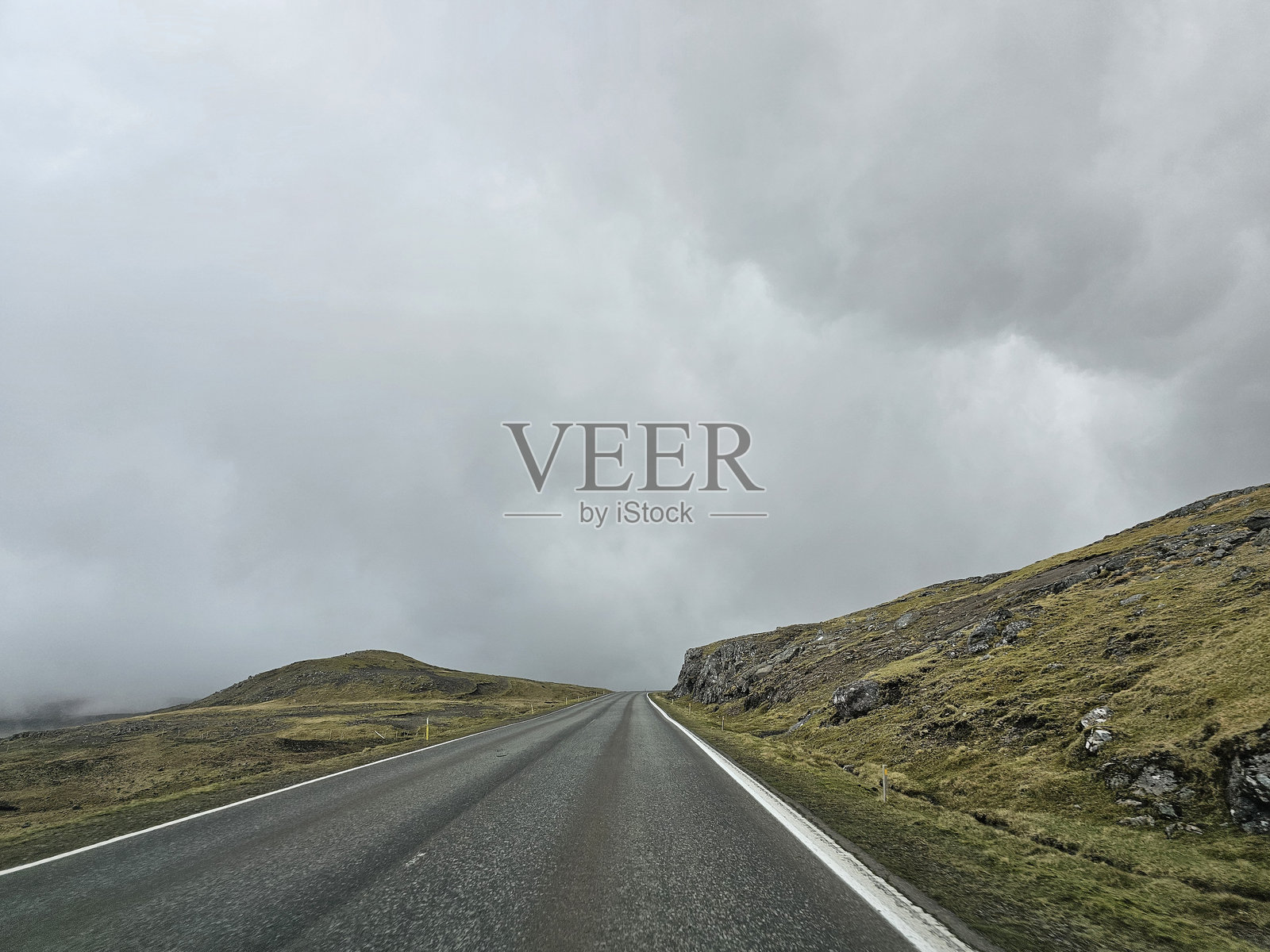 法罗群岛山脉上的雾霭驾驶照片摄影图片