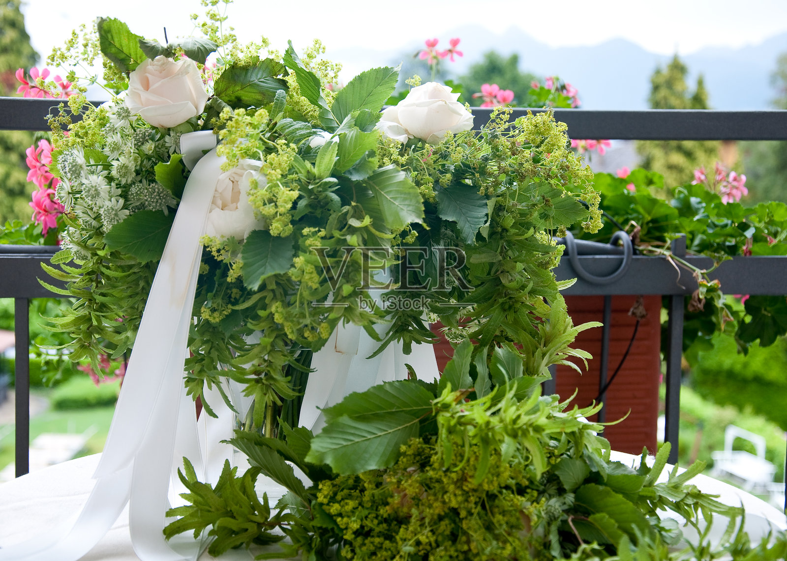 美丽的婚礼花束，包含白色花朵和玫瑰。照片摄影图片