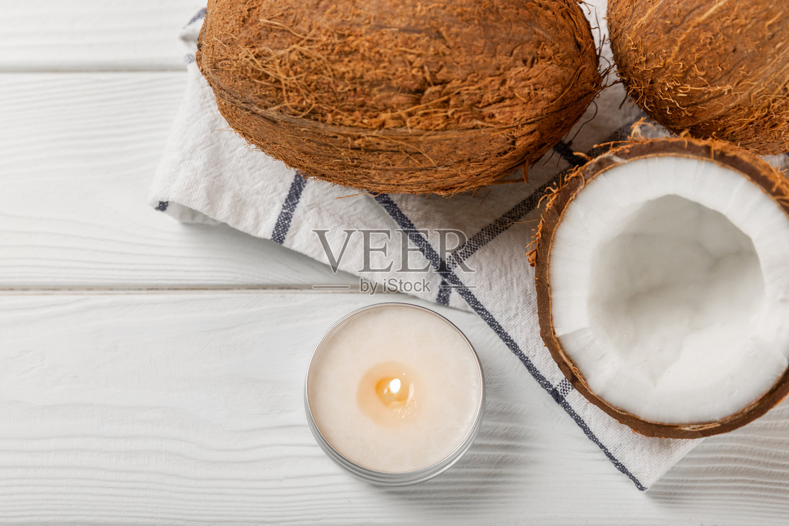 新鲜的整椰子和半个椰子及切片放在木质背景上。椰子片。素食。热带坚果，水果。留白处。照片摄影图片