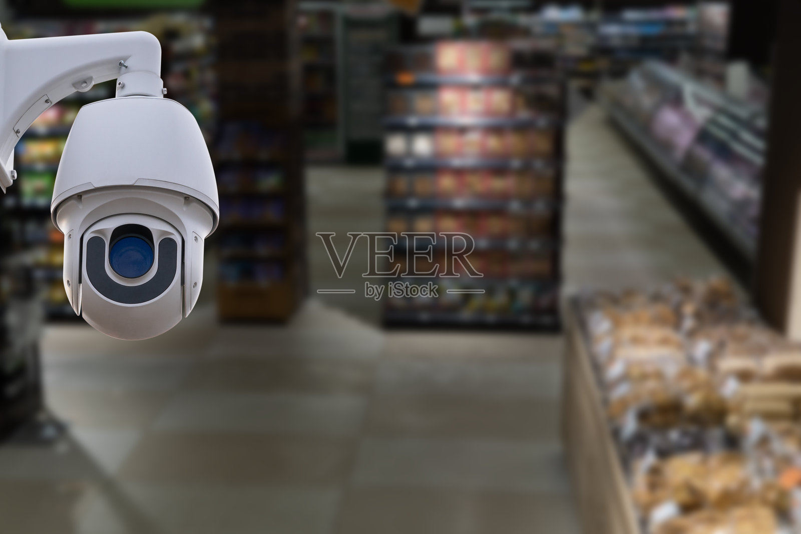 超市内部的监控系统安全和模糊的背景照片摄影图片
