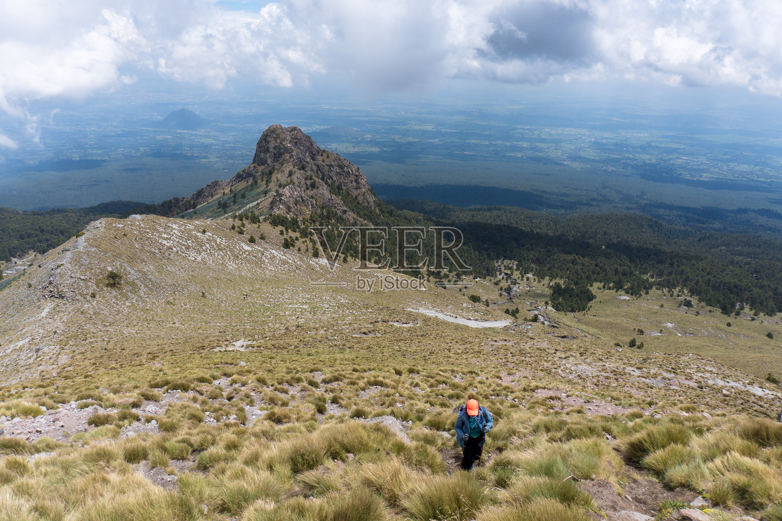在墨西哥马林切火山的山坡上行走的徒步旅行者照片摄影图片
