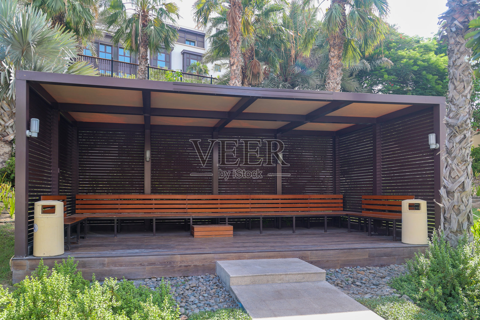 公共交通站，遮挡阳光、风和降水的保护设施照片摄影图片