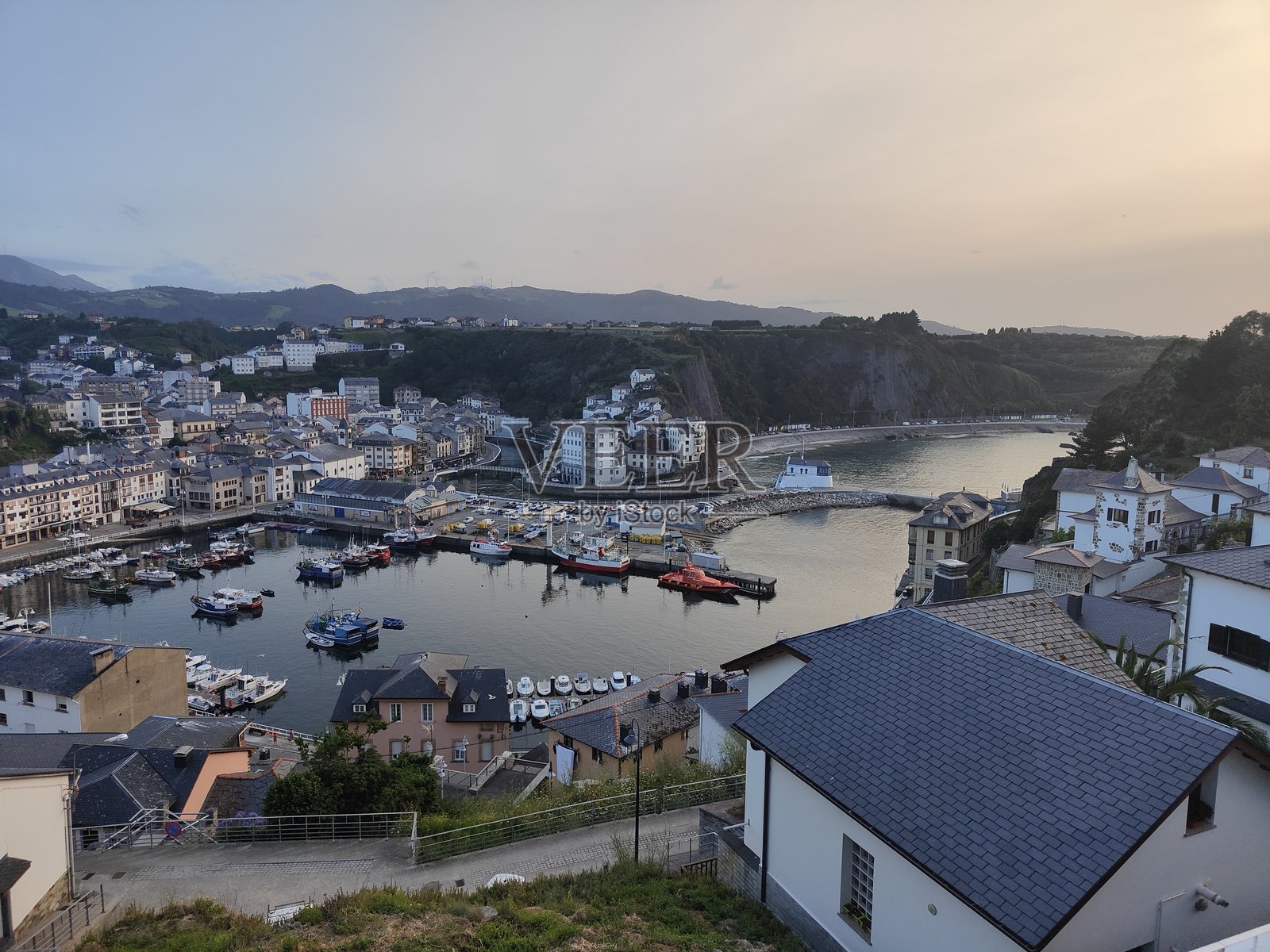 日落照亮西班牙阿斯图里亚斯的美丽海滨小镇维亚维莱斯照片摄影图片