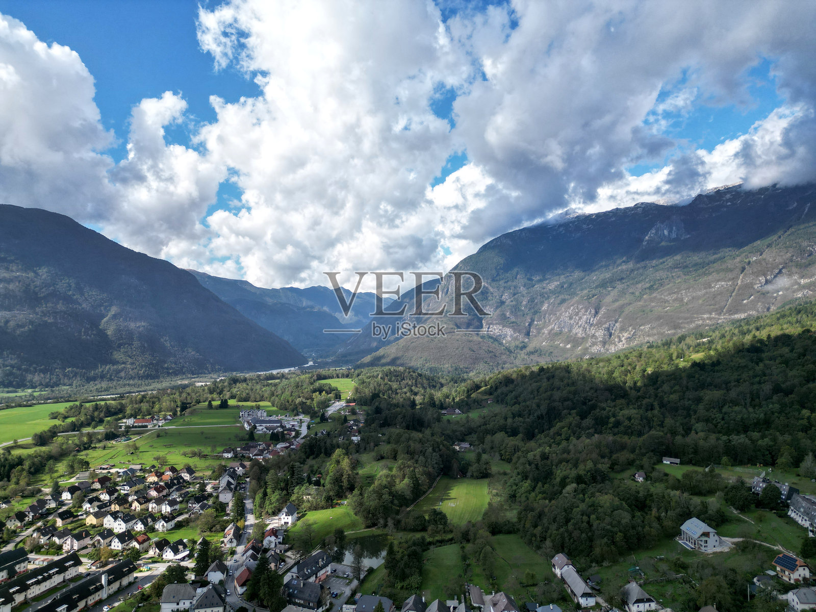 斯洛文尼亚博韦茨的美丽风景，位于朱利安阿尔卑斯山的小欧洲村庄，俯瞰壮丽的山脉（航拍鸟瞰视角），山地风光，丘陵，户外探险，索卡谷。照片摄影图片