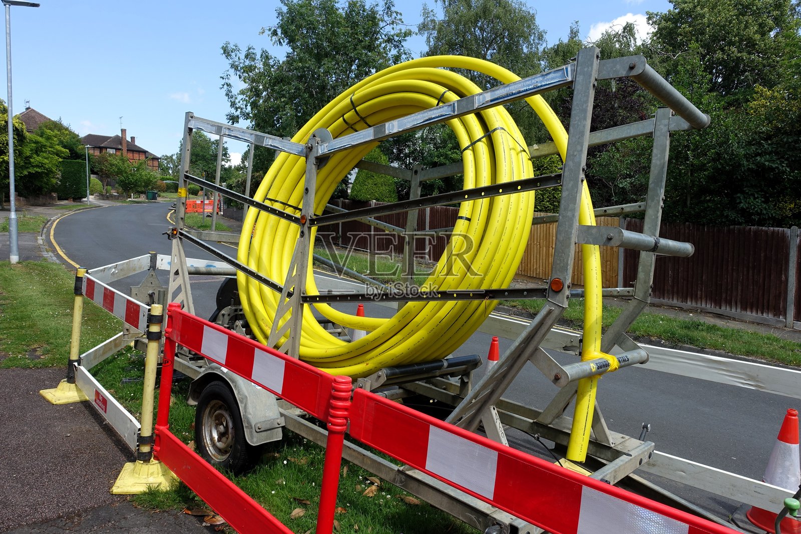 Sunbelt Rentals 卷管拖车停在道路旁的草地上照片摄影图片