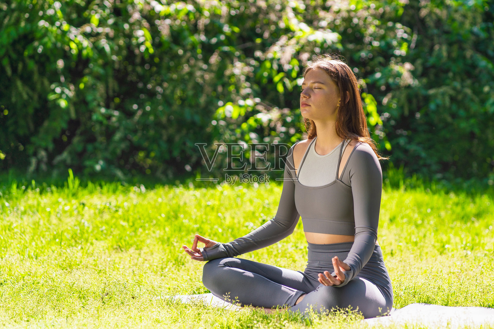 在阳光明媚的户外宁静环境中练习瑜伽冥想照片摄影图片