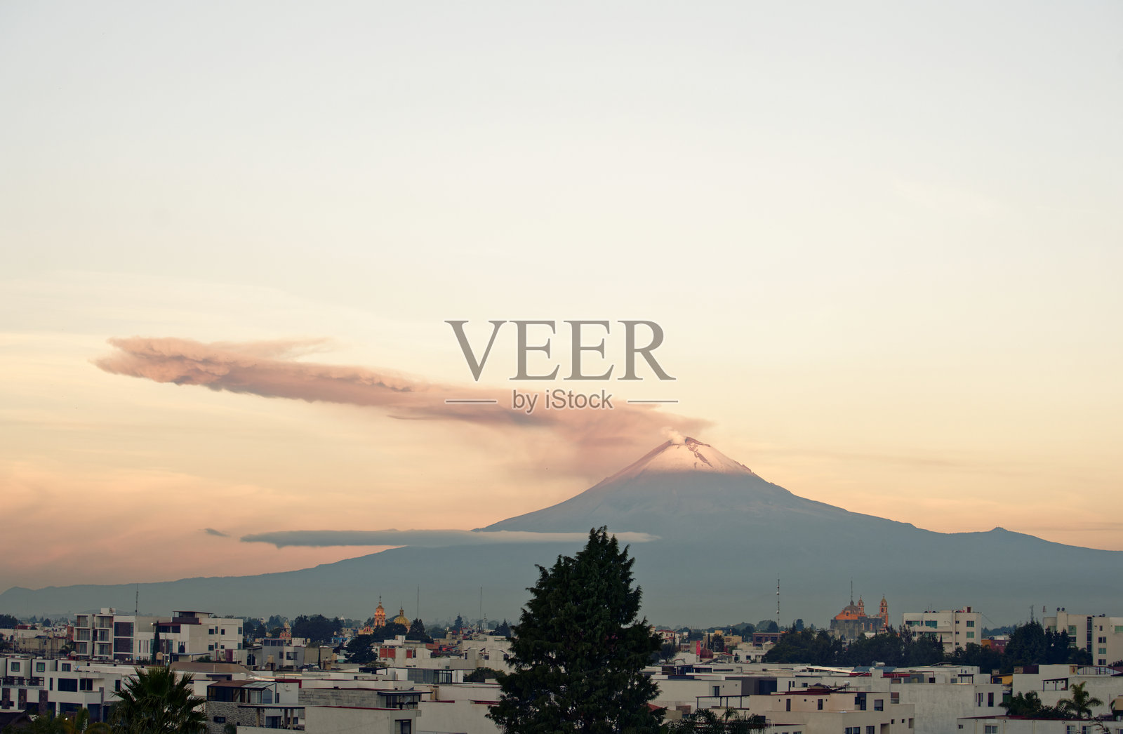 波波卡特佩特山和乔卢拉照片摄影图片