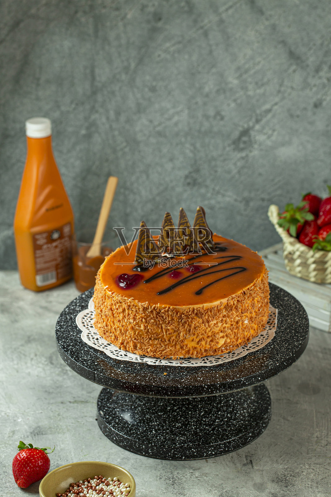 焦糖蛋糕条，夹心焦糖奶油，白色海绵蛋糕展示。照片摄影图片