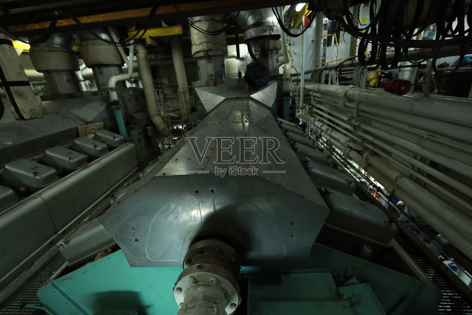 游轮机舱内部，配有水密门、电气和柴油发动机、水管、测量仪器、柴油发动机照片摄影图片