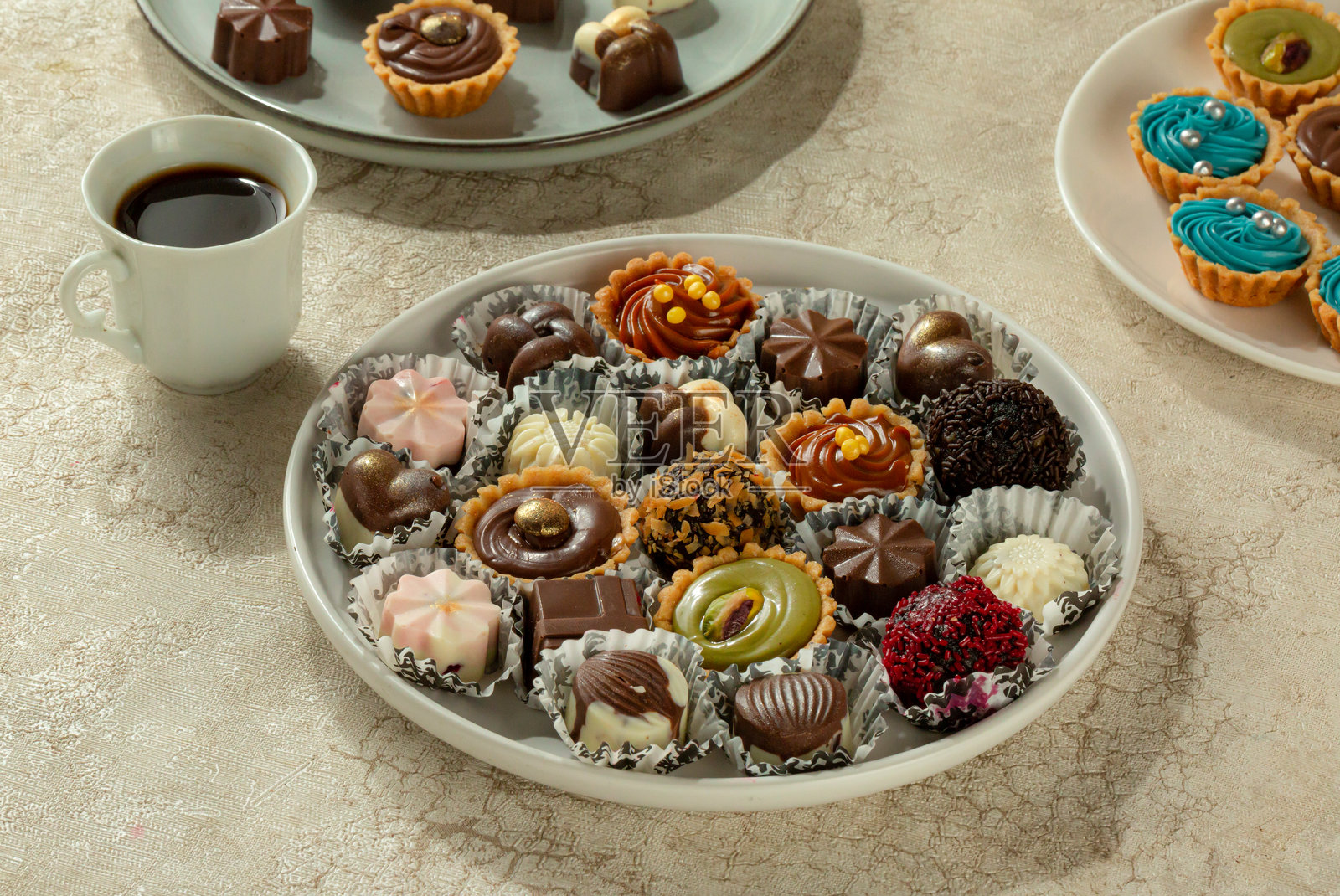 豪华塔饼系列，巧克力、开心果、焦糖和牛奶奶油塔，优质西方甜点。照片摄影图片