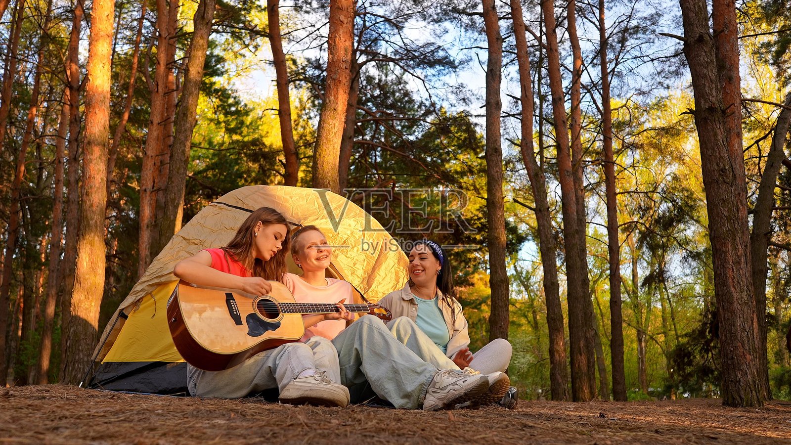 一群朋友在森林露营地享受音乐照片摄影图片
