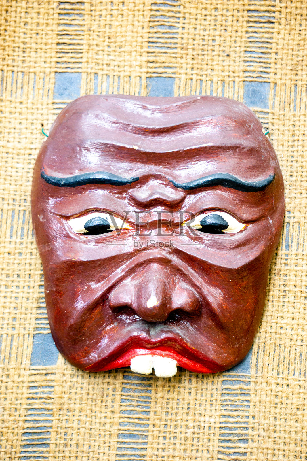 纸制面具，木胶和锯末制作。环保和可回收的手工艺品。照片摄影图片