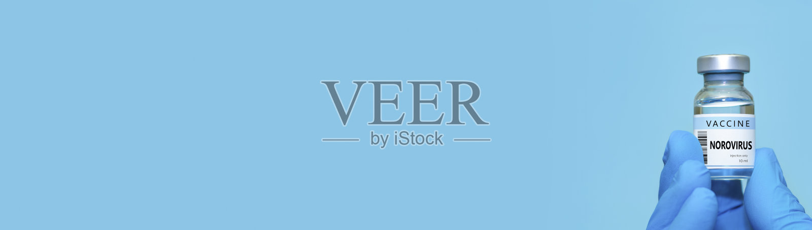 医生或护士戴着医疗手套的手握着疫苗。留白空间。医学、医疗和科学的概念。照片摄影图片