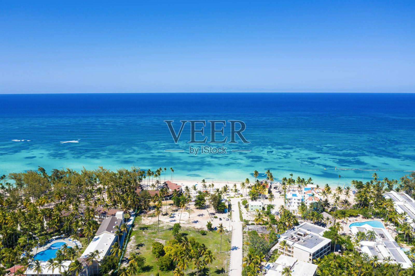 热带海岸线，度假村、棕榈树和加勒比海。旅游目的地。鸟瞰图照片摄影图片