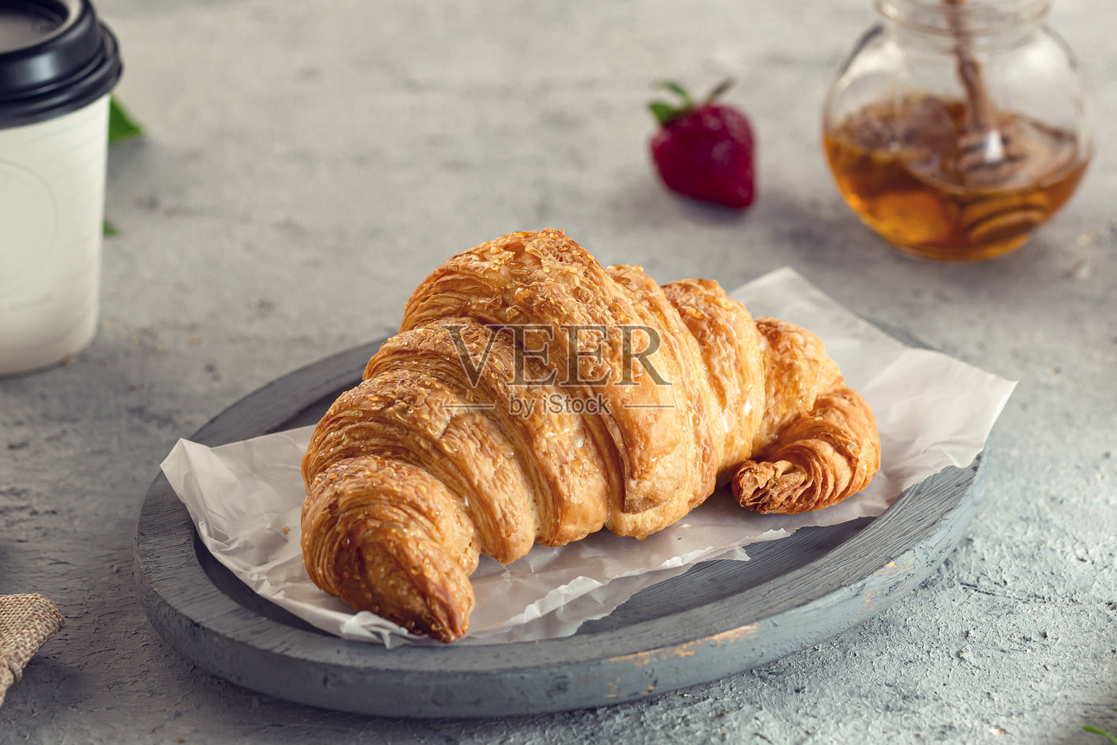 蜂蜜可颂，丰富柔软的法式早餐食品。照片摄影图片