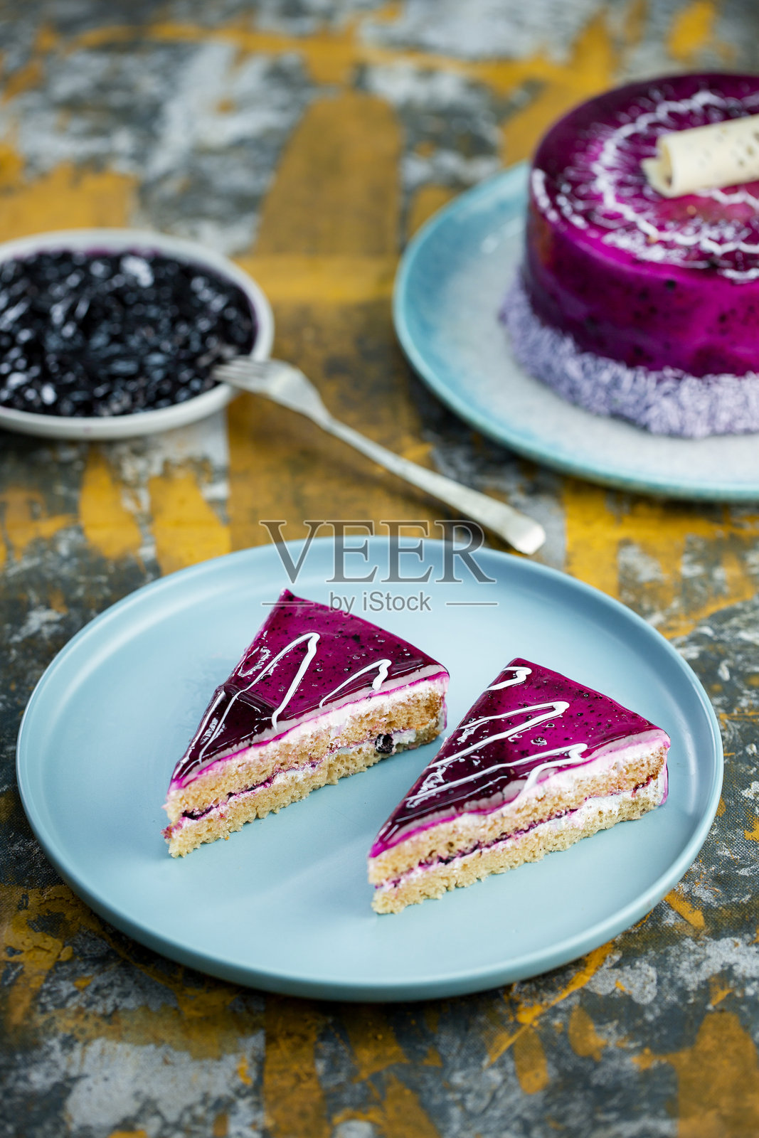 蓝莓蛋糕切片，清凉水果甜点。照片摄影图片