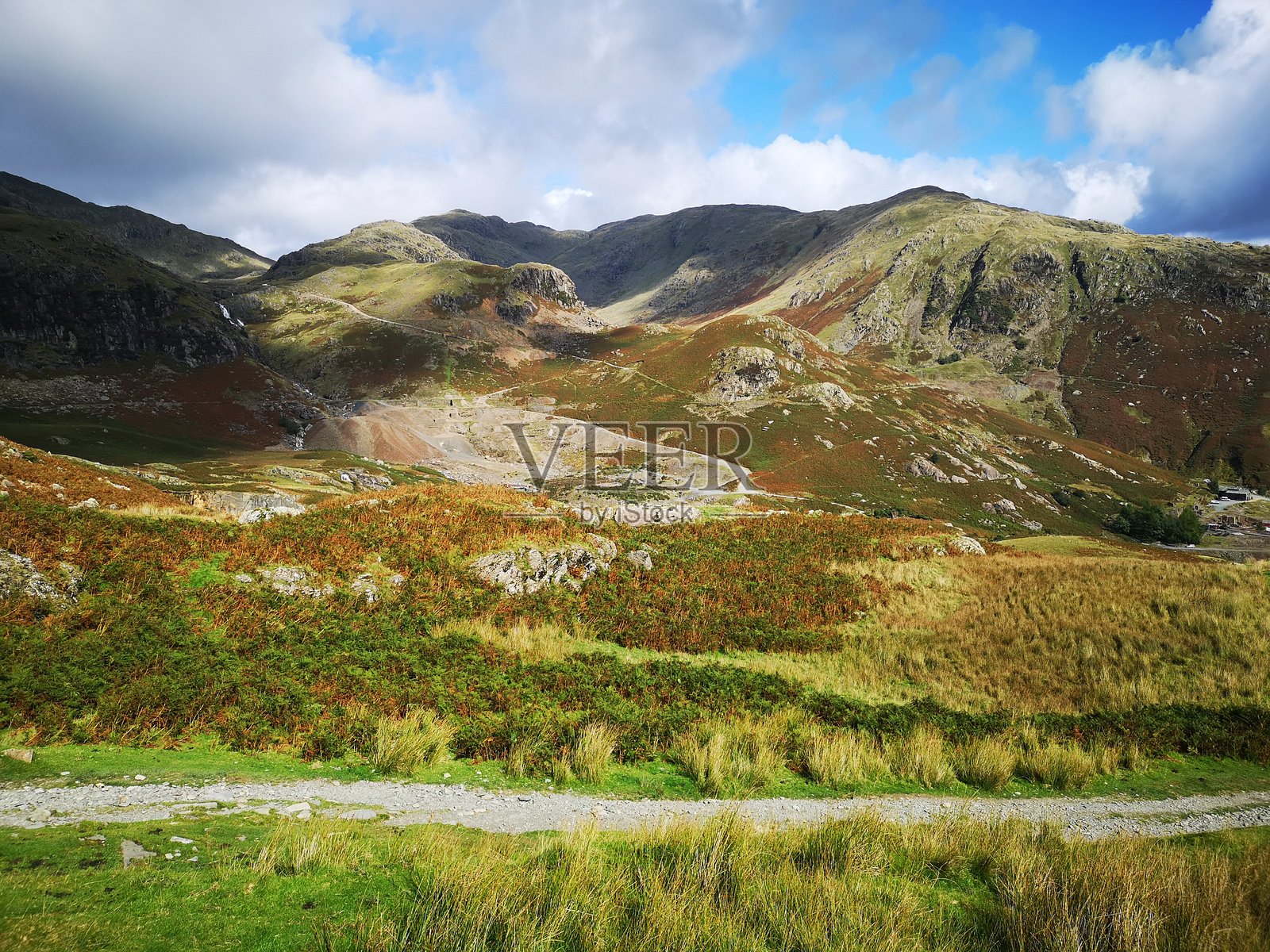 湖区康尼斯顿附近的山脉照片摄影图片