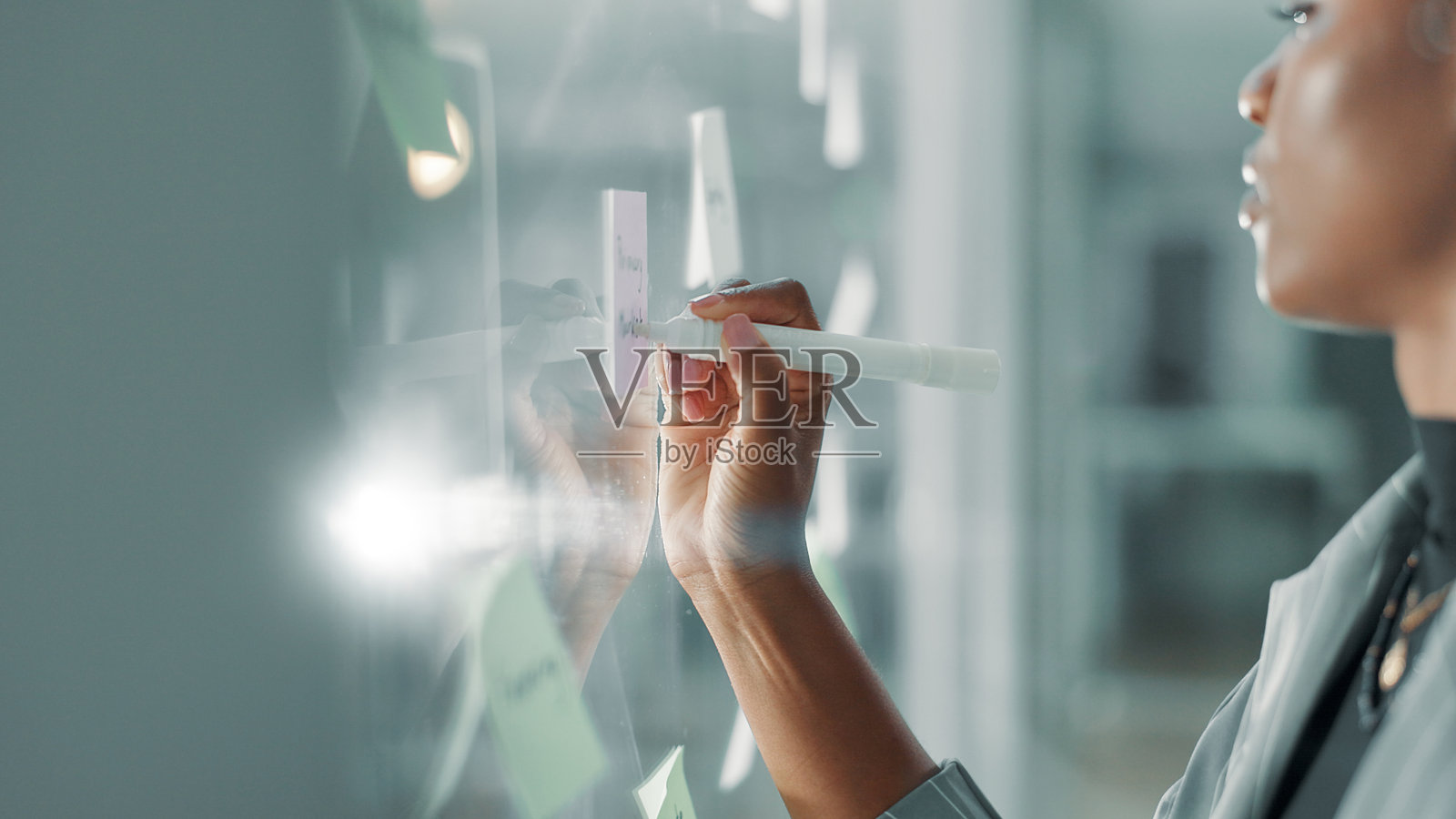 商务女性、玻璃上的便签和写作，涉及财务规划的使命、想法或策略。研究、信息或预算、资金或财务解决方案的清单与议程。照片摄影图片