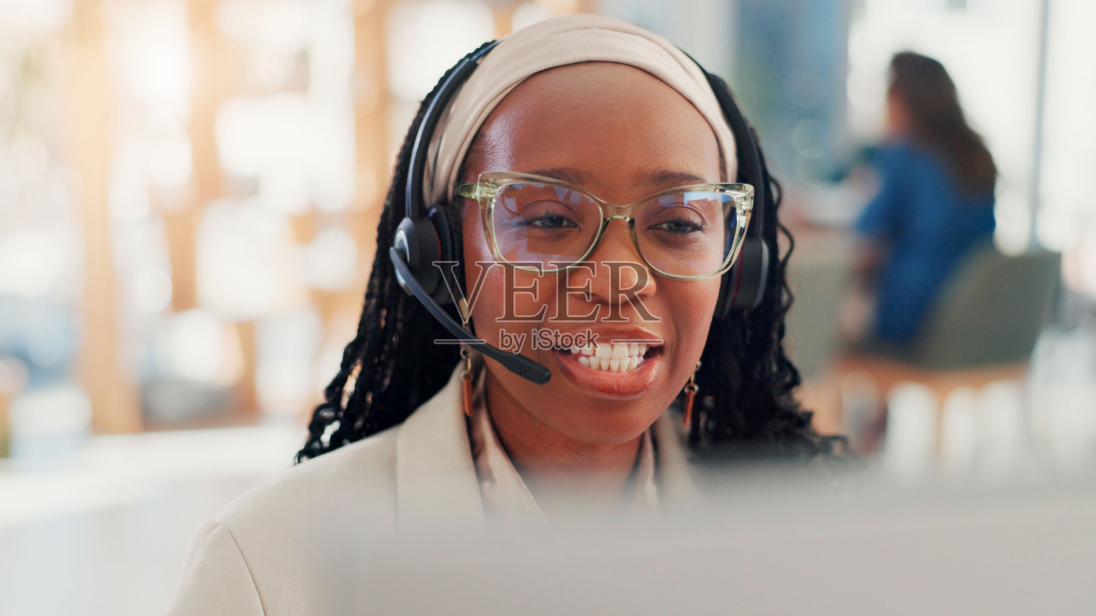 顾问、女商人或客户服务、电话营销销售或支持的对话。呼叫中心、咨询或在电脑上佩戴耳机的虚拟助手，用于反馈、帮助或沟通。照片摄影图片