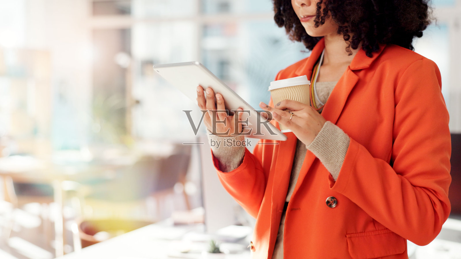 商务女性在办公室使用平板电脑进行搜索，进行网络交流、客户聊天和虚拟咨询。与创意机构中的人进行沟通、在线反馈和项目审查的应用。照片摄影图片