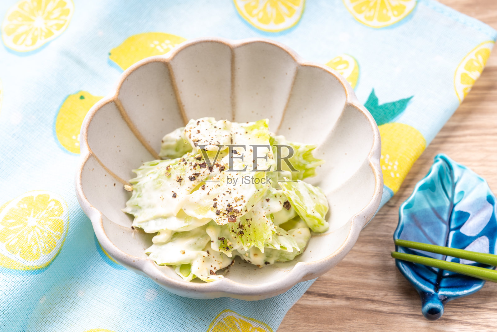 芹菜配蛋黄酱照片摄影图片