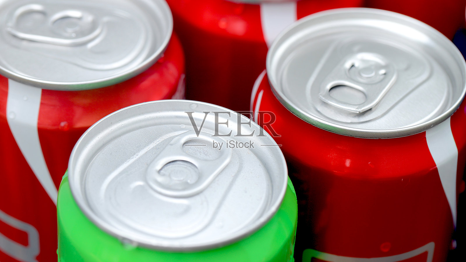 大多数软饮料含糖量高，如果大量饮用可能对健康有害。照片摄影图片