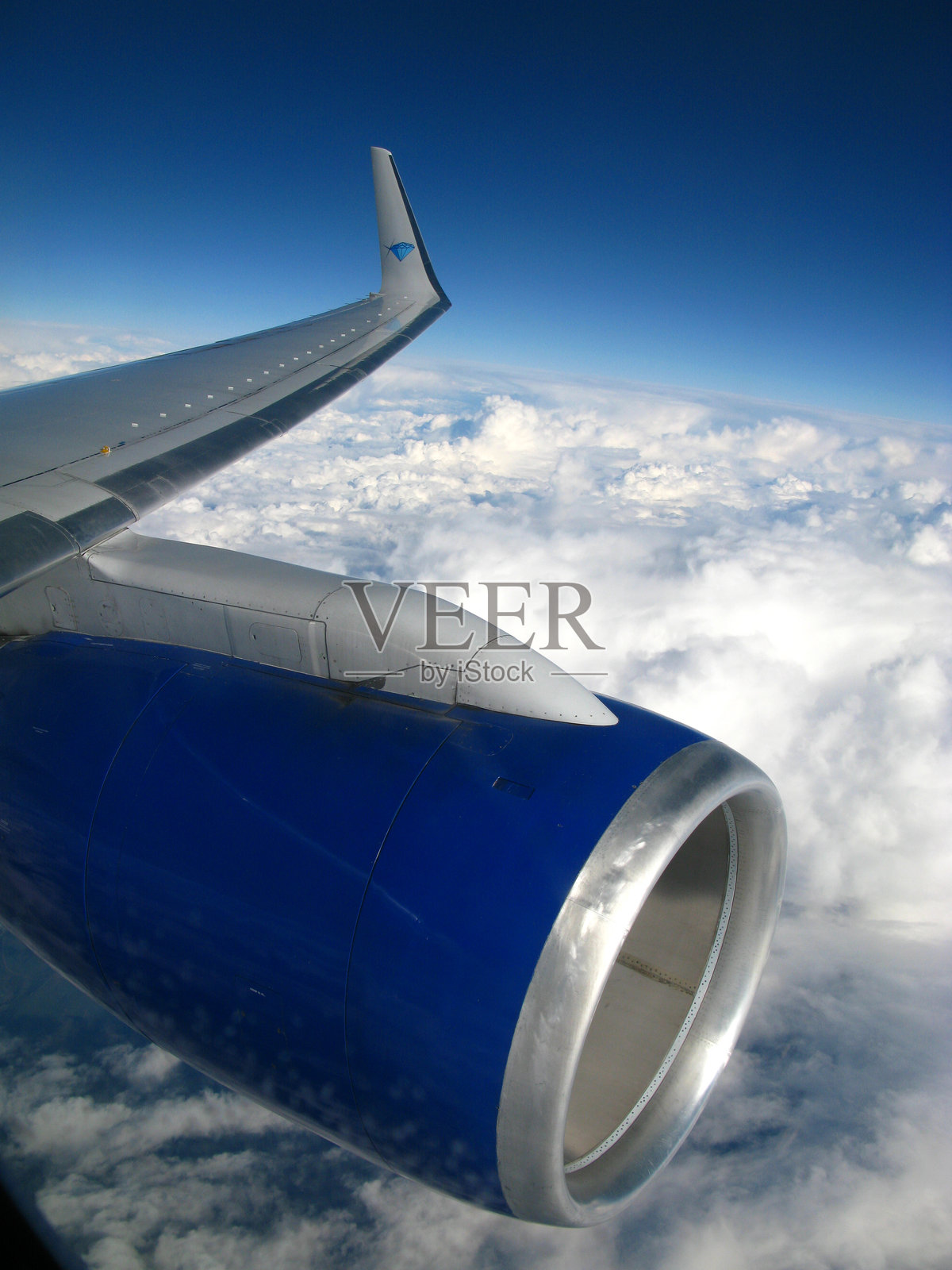 从飞机上俯瞰云朵的景色照片摄影图片