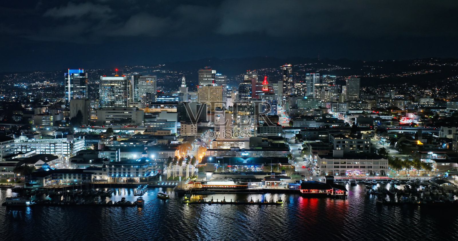 加州阿拉梅达县阴云密布的夜晚奥克兰市中心的航拍镜头照片摄影图片
