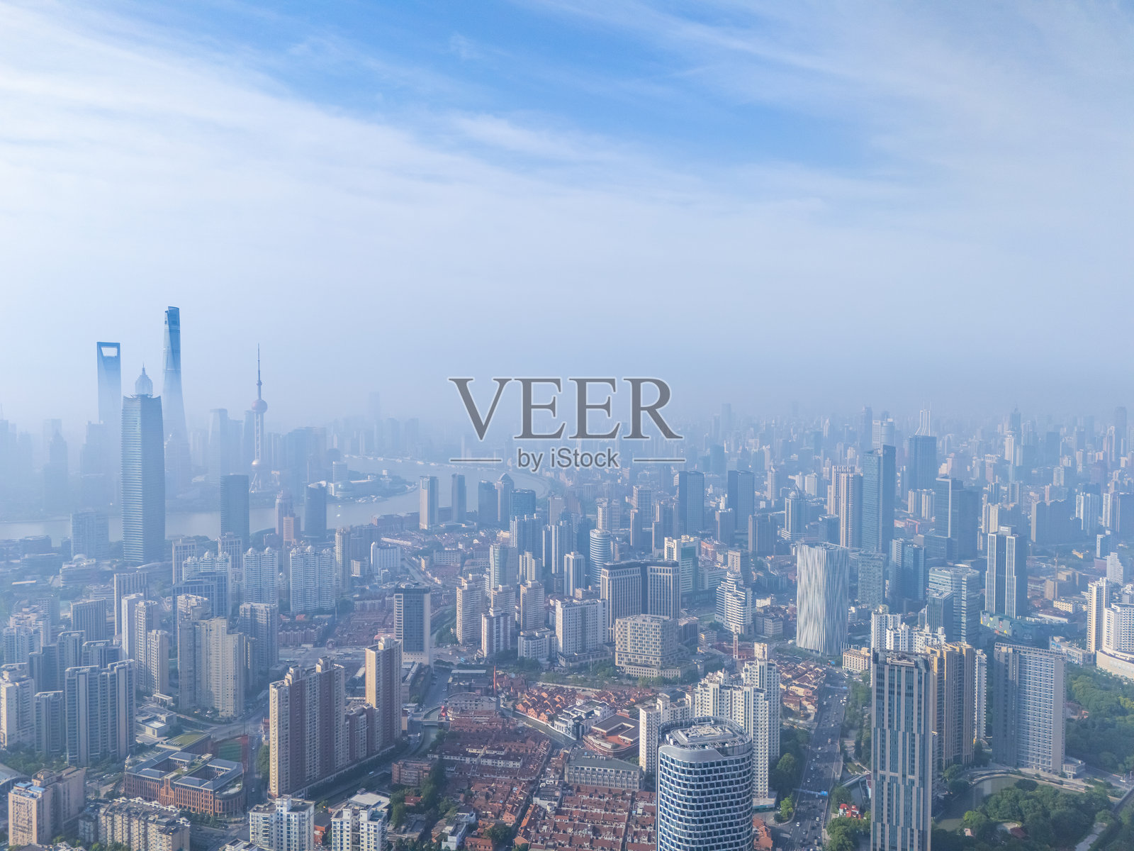 阴天时上海市中心天际线的鸟瞰图。照片摄影图片