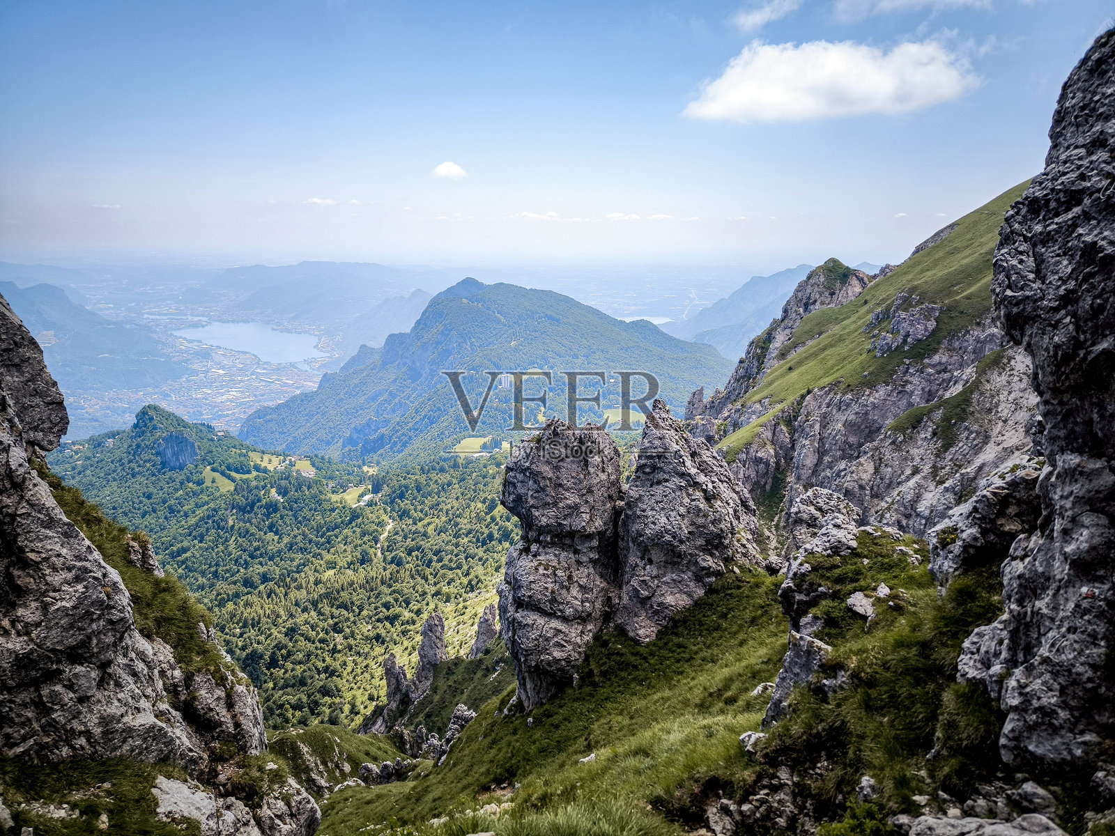 格林尼亚山脉的崎岖阿尔卑斯山峰和郁郁葱葱的山谷：意大利北部伦巴第地区靠近科莫湖的风景如画的山地景观照片摄影图片
