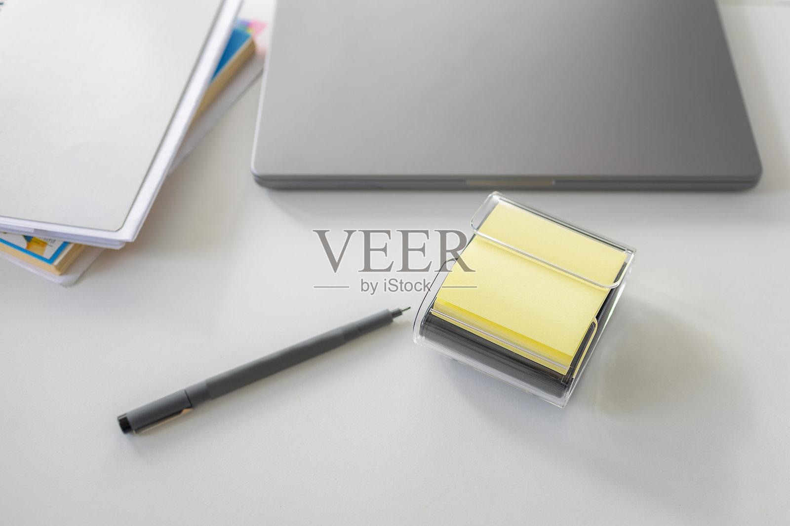 桌子上的黄色便签纸分配器照片摄影图片