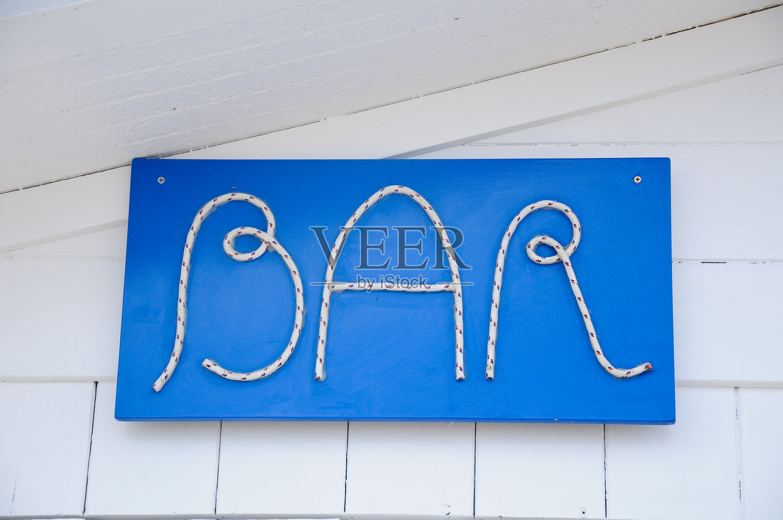 指示酒吧存在的发光文字照片摄影图片