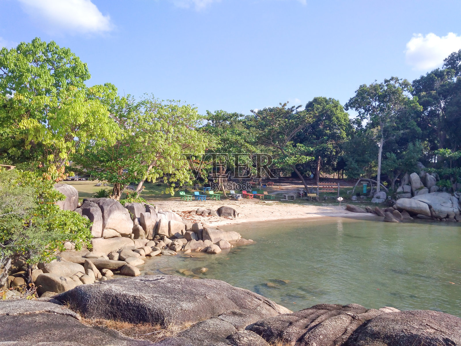 贝利图岛的巴图贝迪尔海滩，异国情调的热带海滩。美丽的巴图贝迪尔热带海滩位于贝利图岛。照片摄影图片