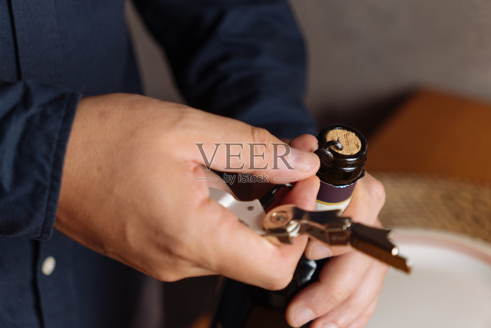 打开一瓶葡萄酒照片摄影图片