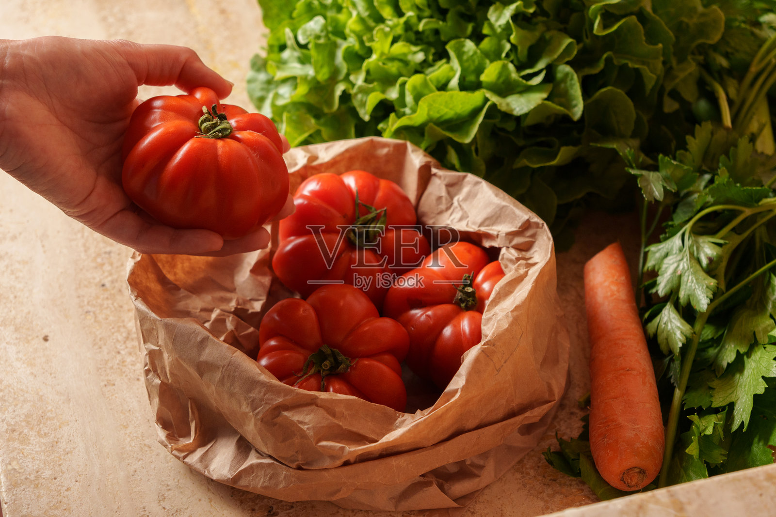 农贸市场的新鲜西红柿和绿色蔬菜照片摄影图片