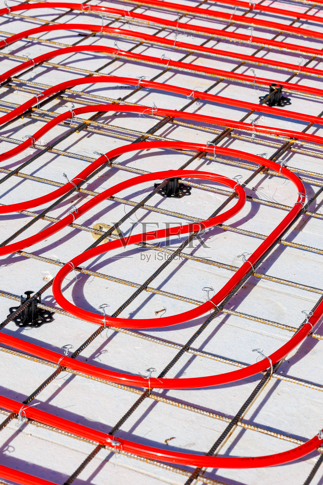 建筑工地上的红色管道地暖系统照片摄影图片
