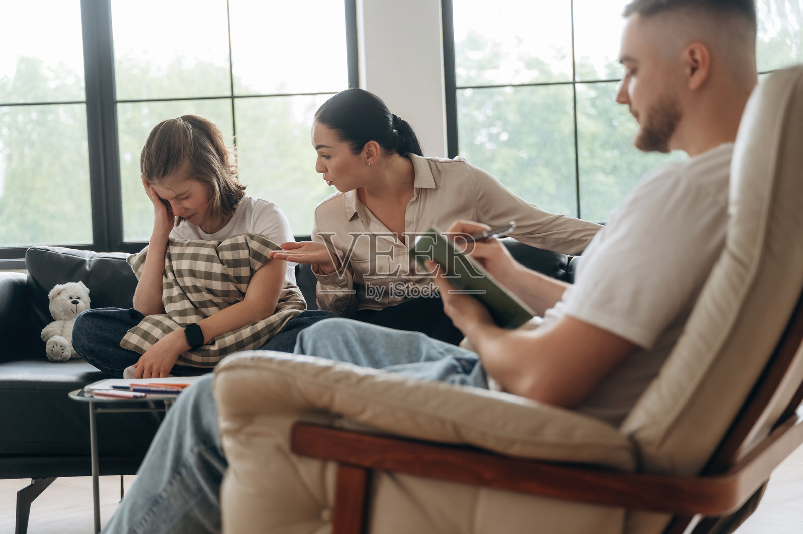 心理崩溃，女孩在哭泣。母亲和女儿正在心理医生的预约中。照片摄影图片