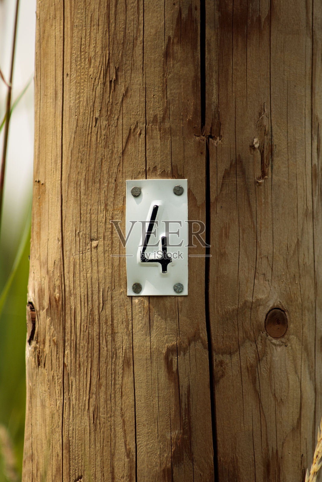 木质电线杆上的数字4标志照片摄影图片