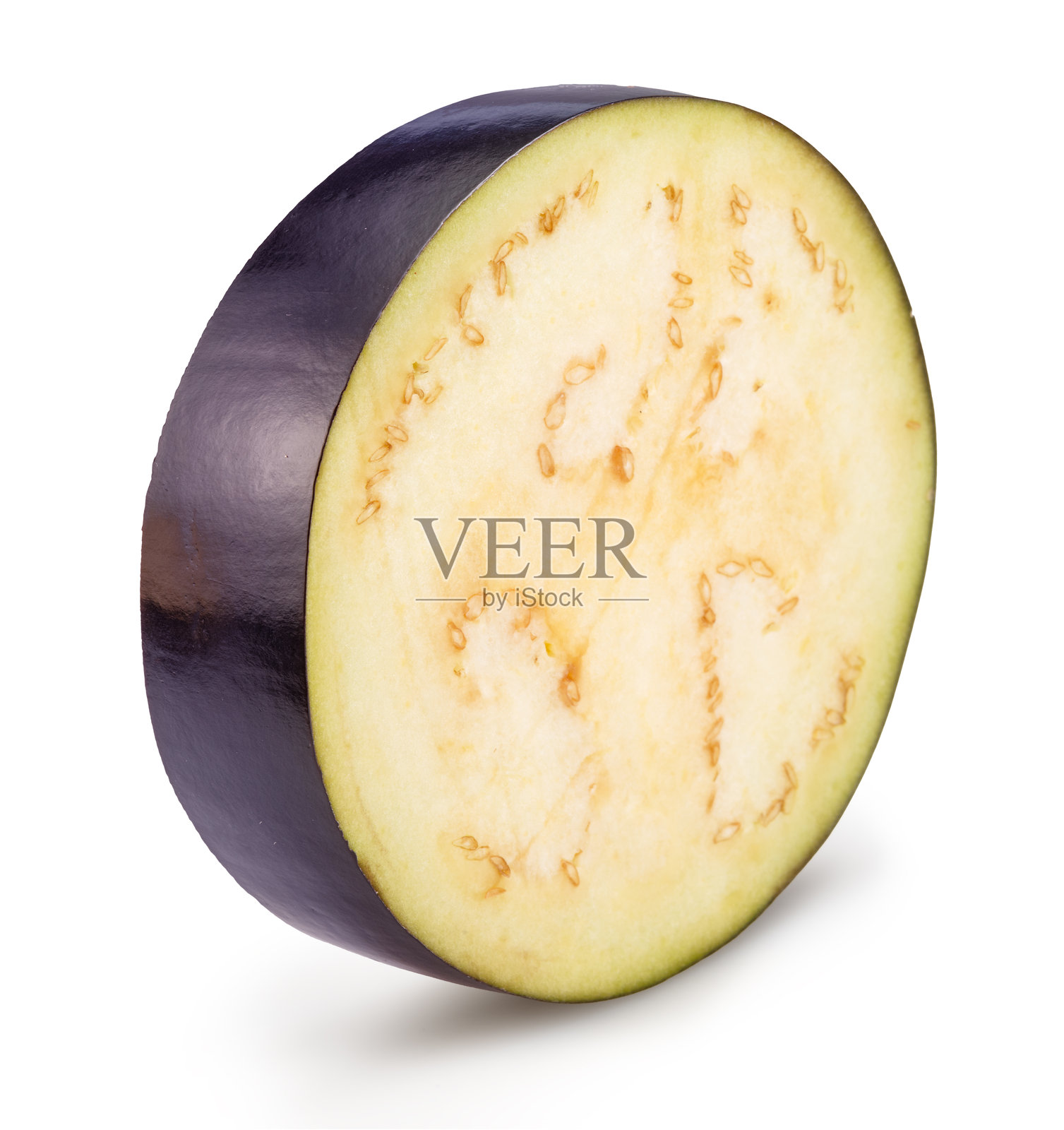 紫色茄子或茄子的横截面，孤立在白色背景上。文件包含剪切路径。照片摄影图片