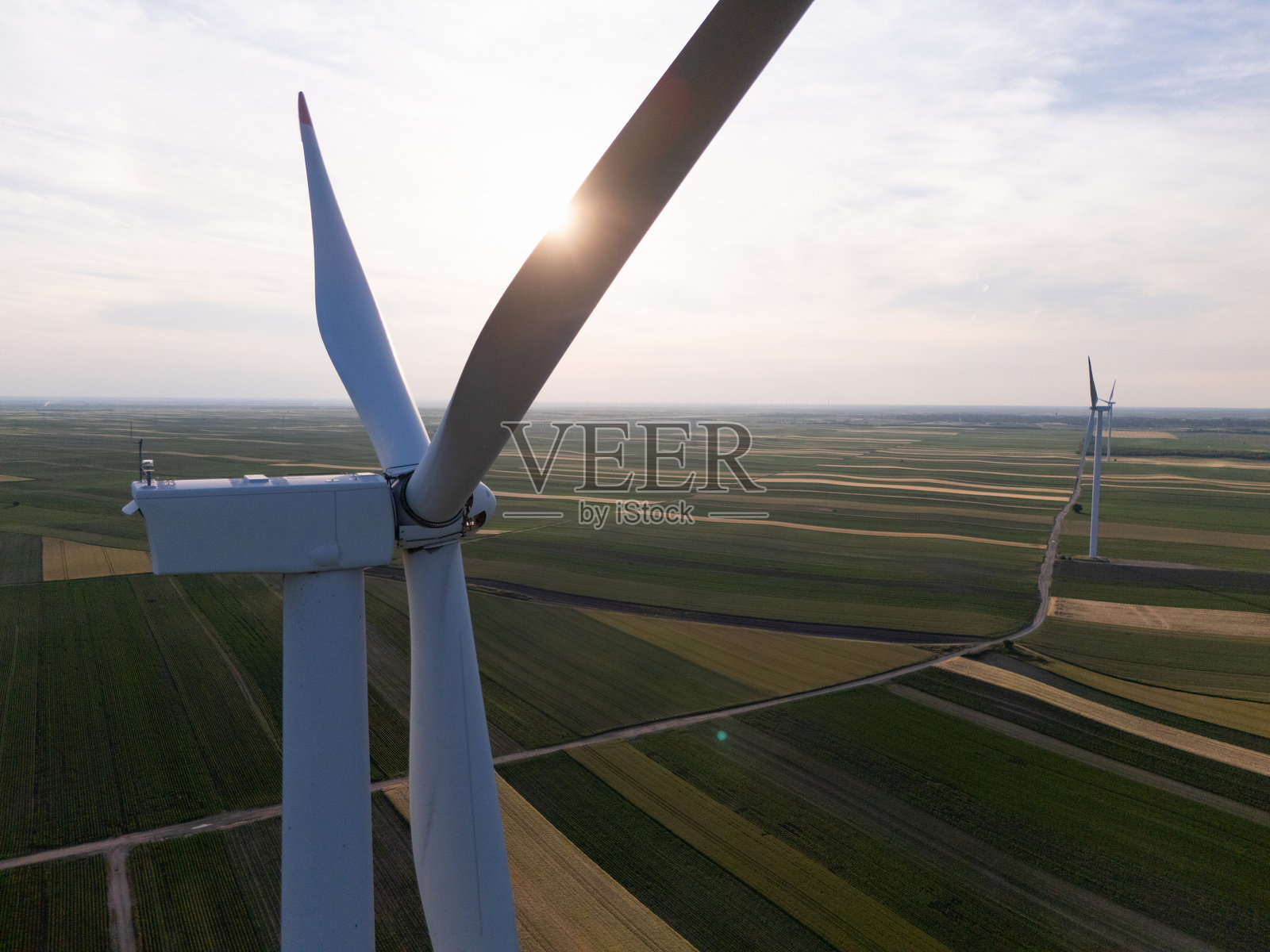 日落时分农业田地上的风力涡轮机鸟瞰图照片摄影图片