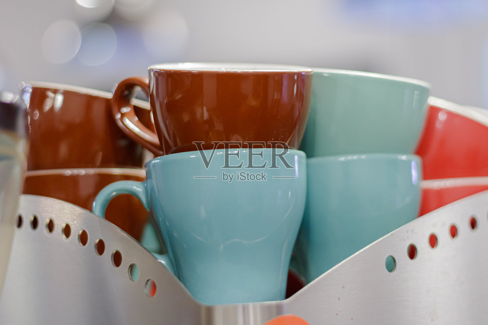 金属支架上的叠放彩色陶瓷杯，特写视图照片摄影图片