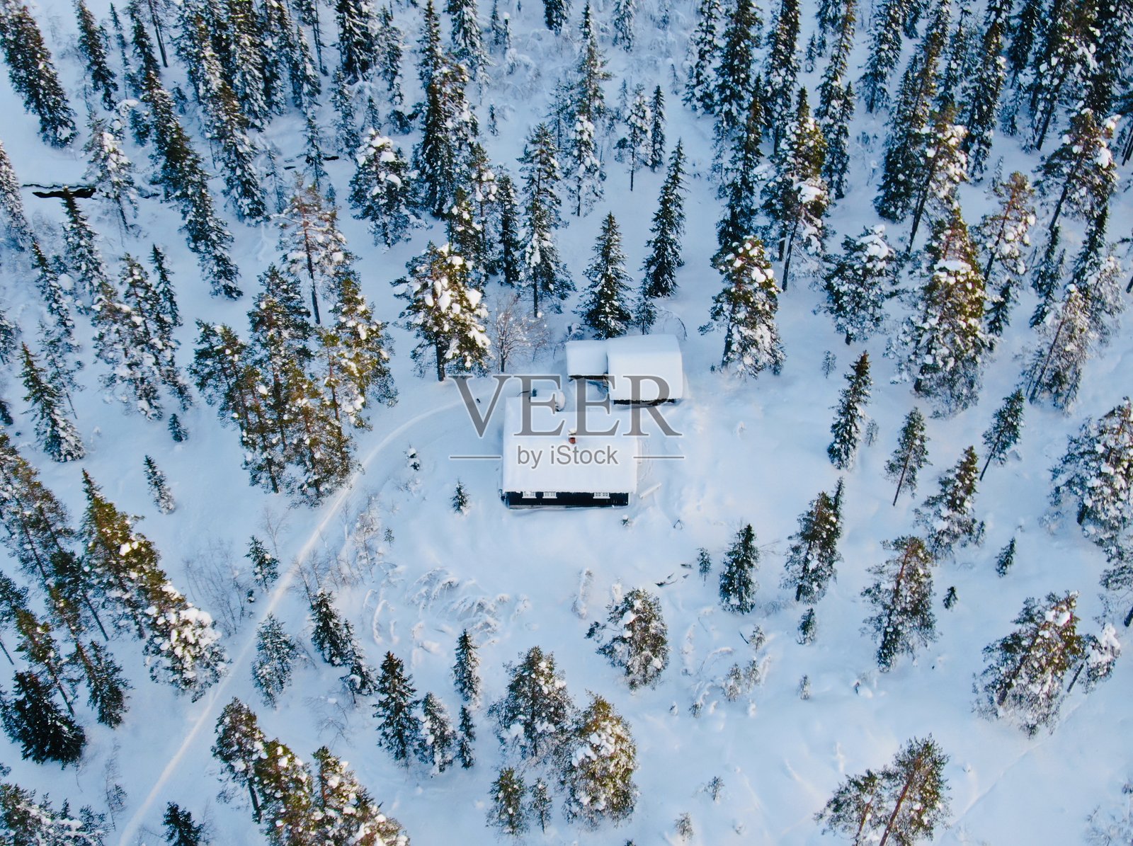 雪覆盖的小屋的俯视图照片摄影图片