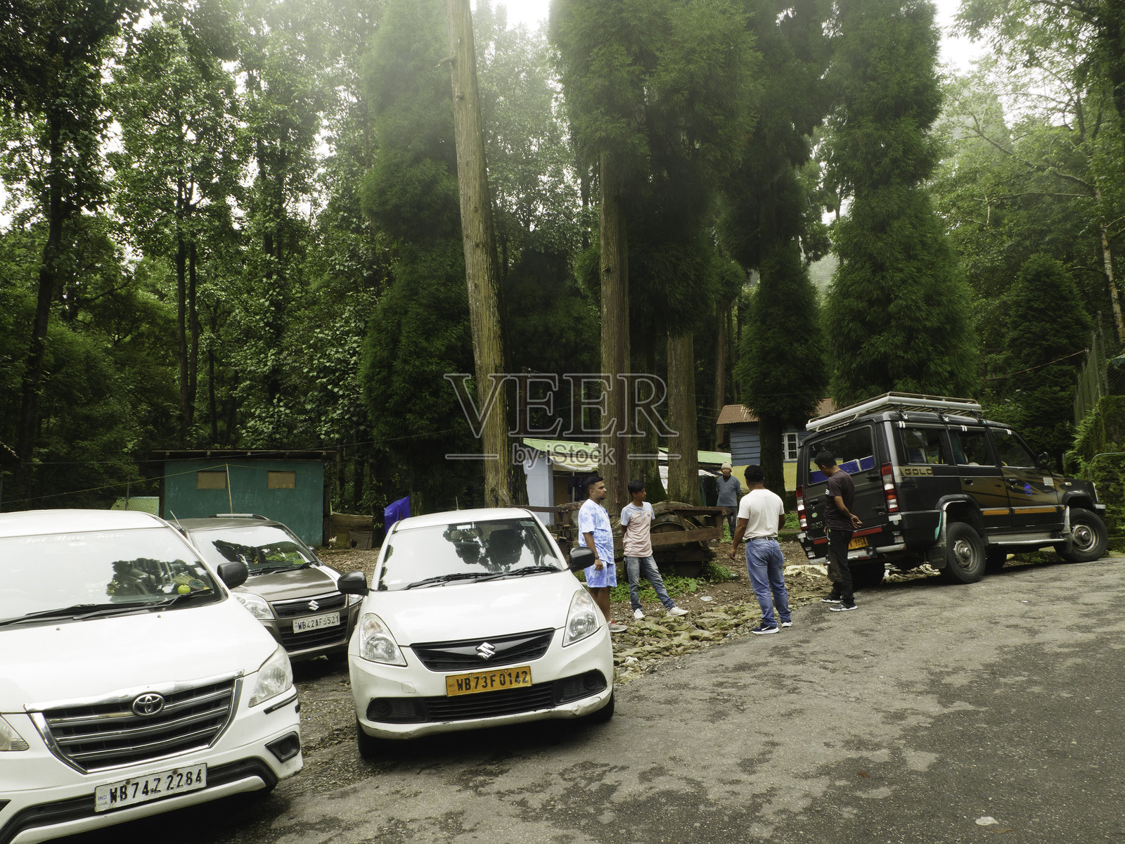 印度西孟加拉邦达尔吉林山中的旅游租赁汽车照片摄影图片