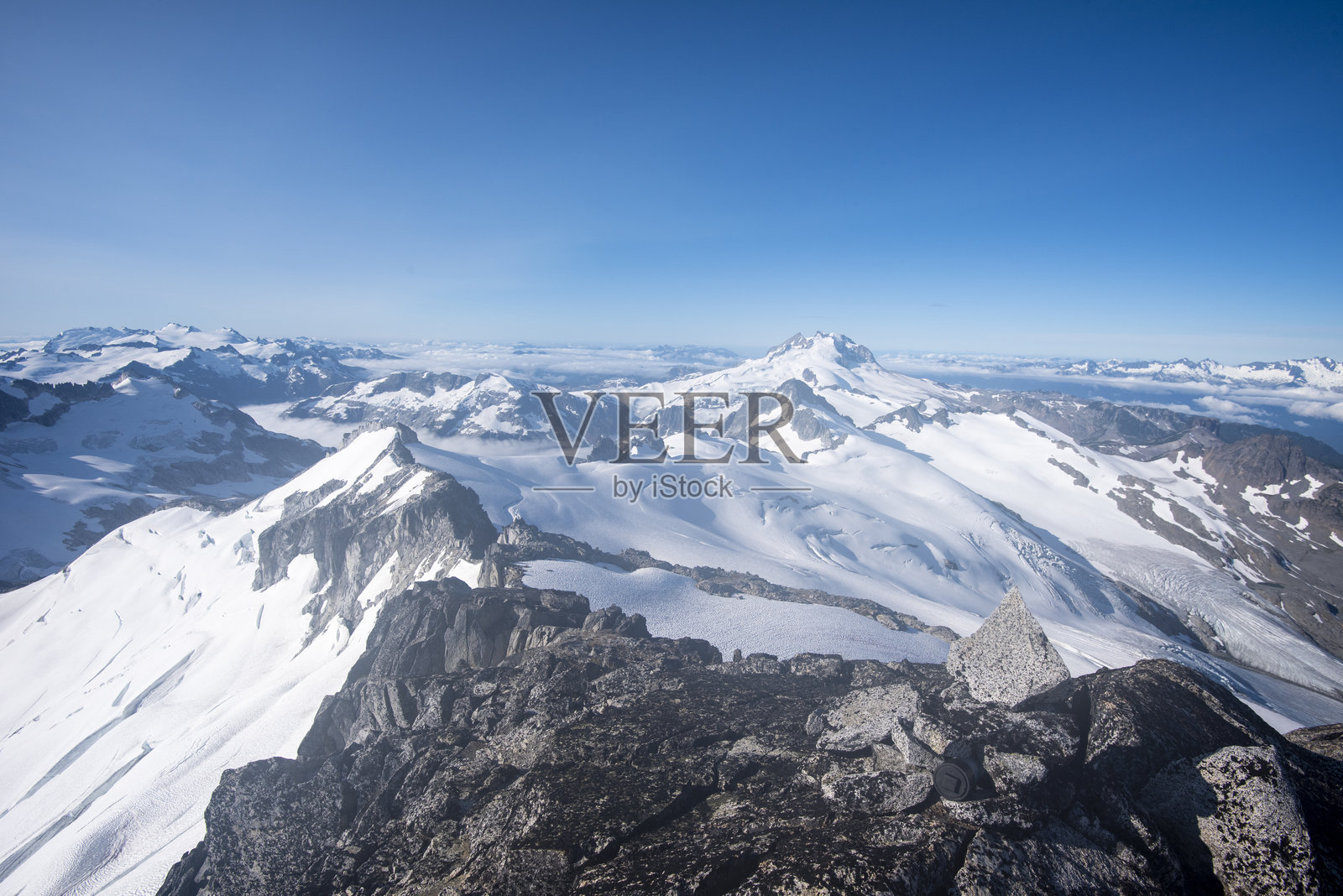 不列颠哥伦比亚省的山脉和冰川的鸟瞰图照片摄影图片