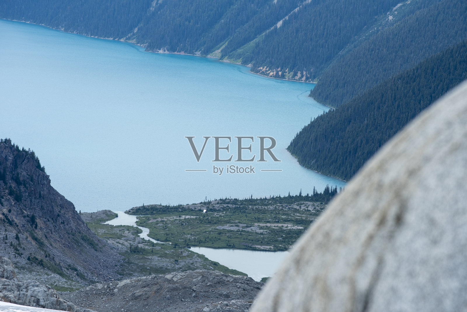 冰川泻湖和森林的高视角景观，加拿大不列颠哥伦比亚省。照片摄影图片