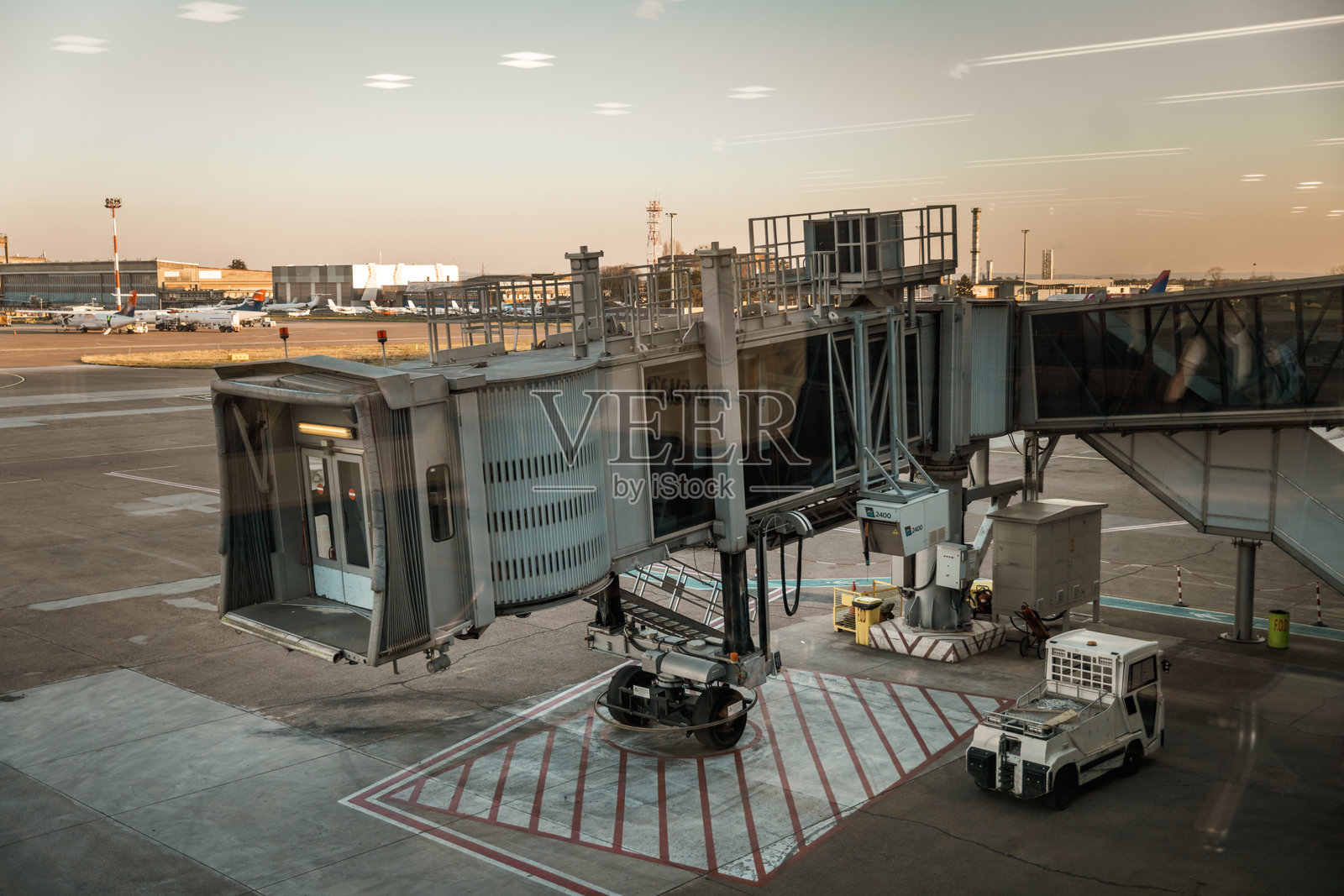 空荡荡的登机口与玻璃登机桥 - 配备地面服务设备的飞机登机桥照片摄影图片