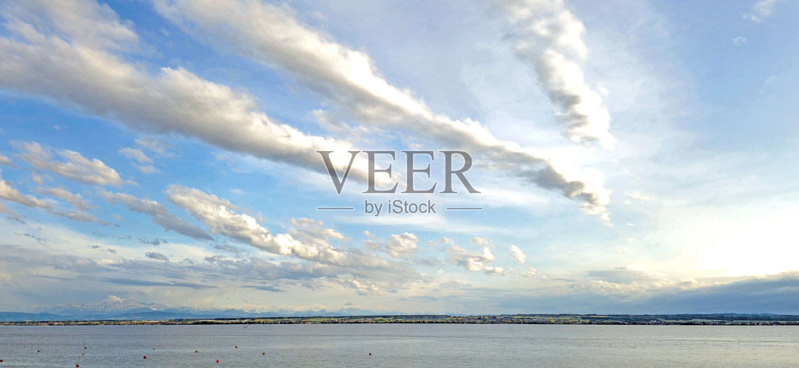 博登湖上有趣的云彩形态与蓝天照片摄影图片