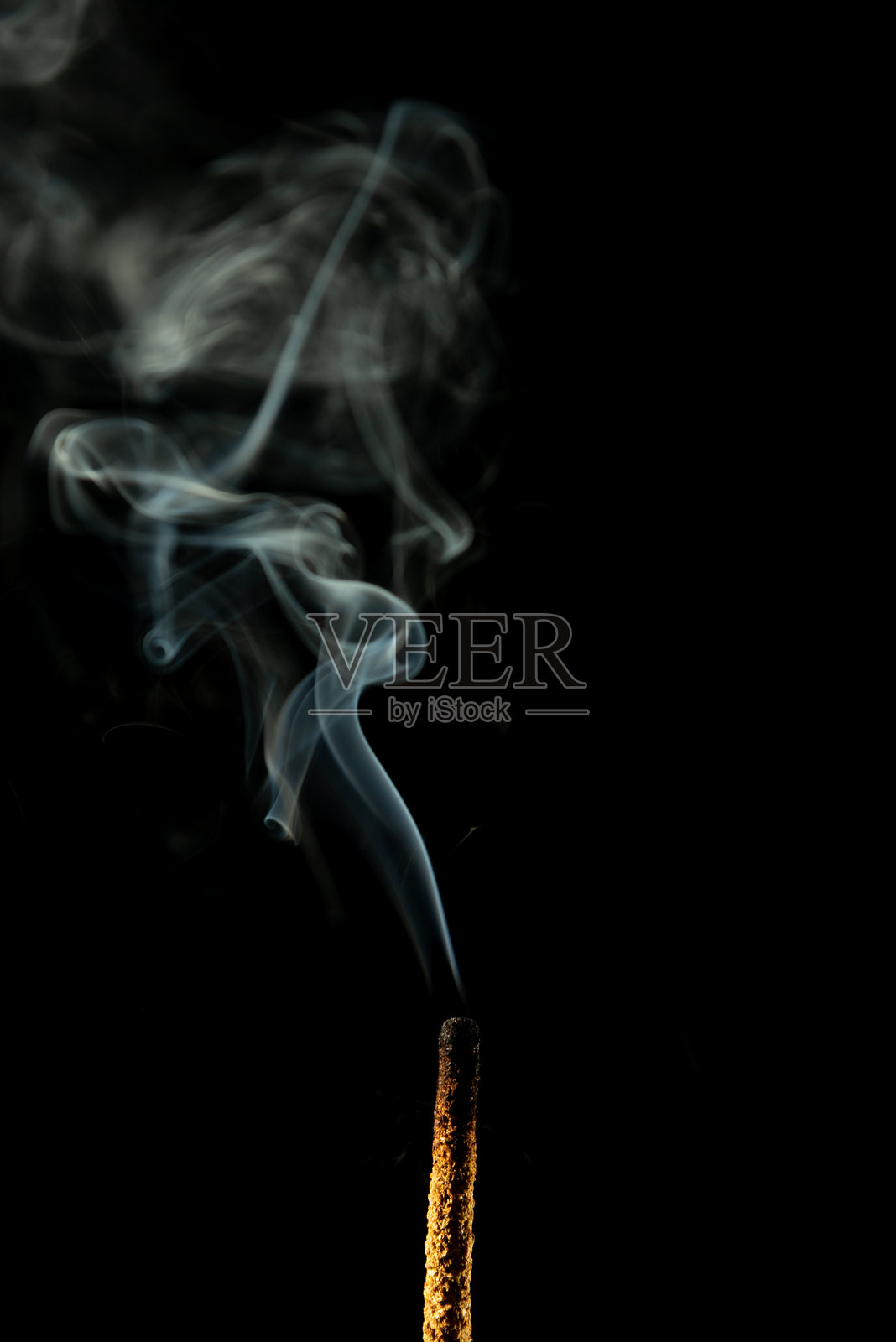 黑色背景上的香烟雾，适用于图形设计。照片摄影图片