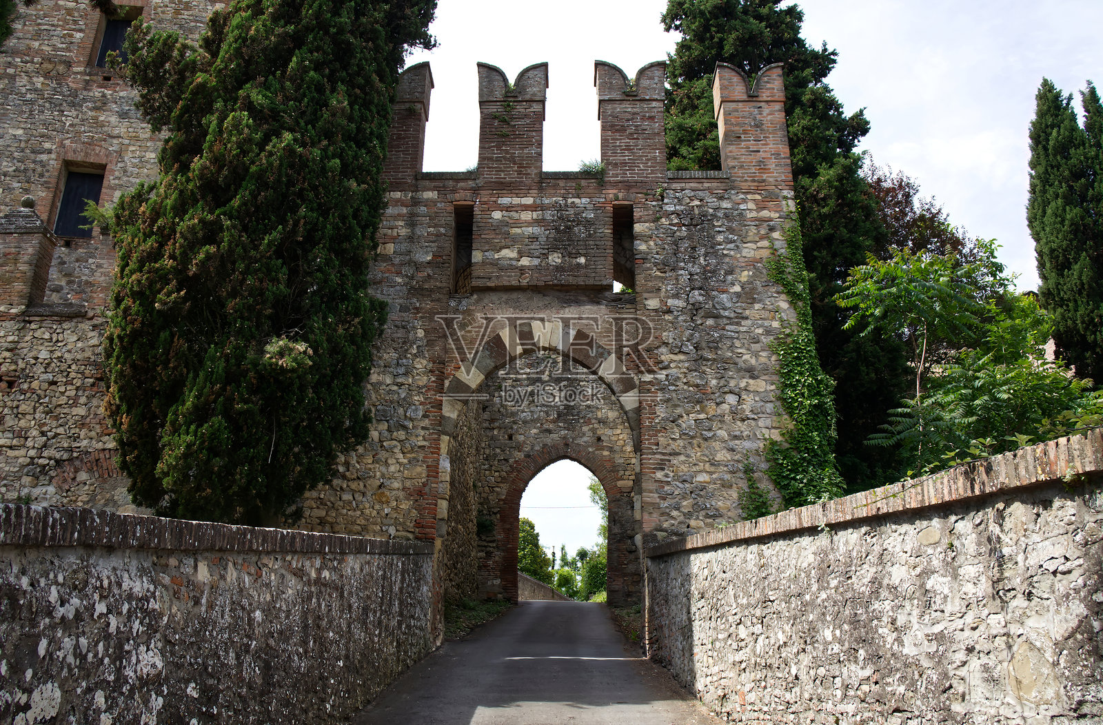 意大利博洛尼亚的瓦尔萨莫贾乡村中的塞拉瓦莱城堡。照片摄影图片
