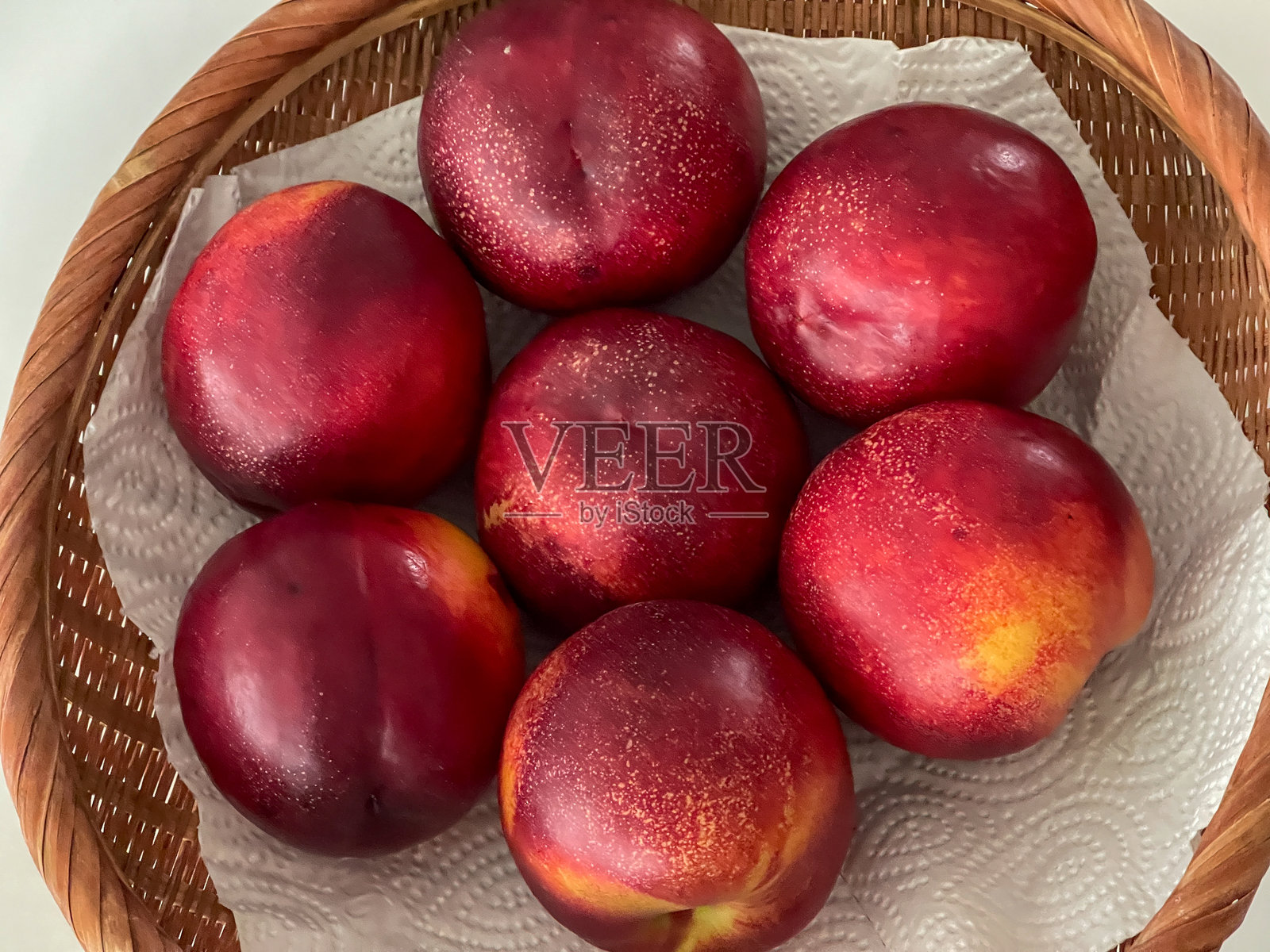 七个油桃在竹篮里照片摄影图片